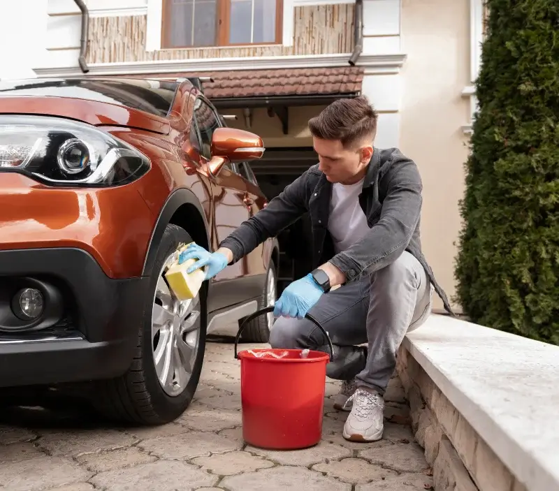 Lavage auto à domicile Coutances : professionnel intervenant sur un véhicule